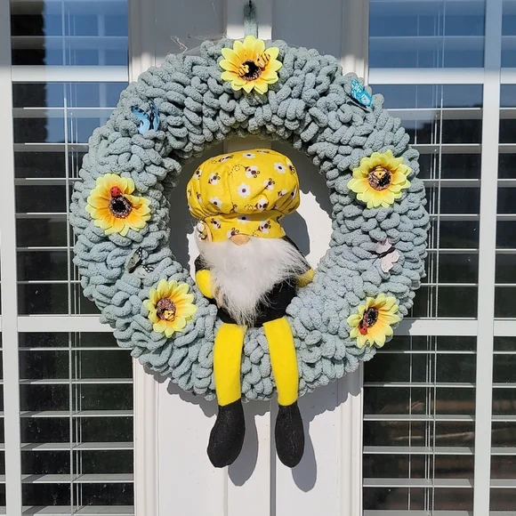 Male 14inch Gnome wreath with lights