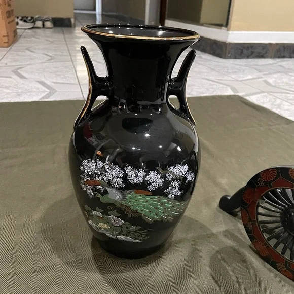 Elegant Black Floral Vase with Stand the card has a broken bar but it doesn’t