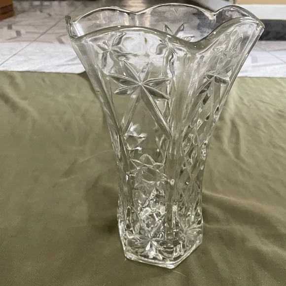 Elegant Clear Glass Vase good condition