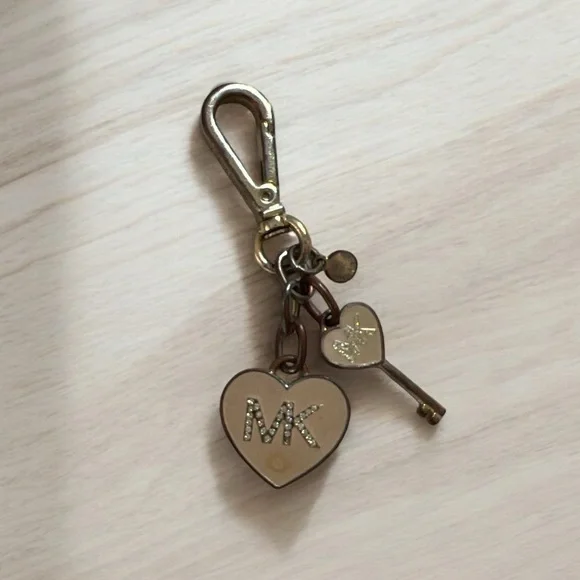 MICHAEL KORS Heart and Key Metal Keychain