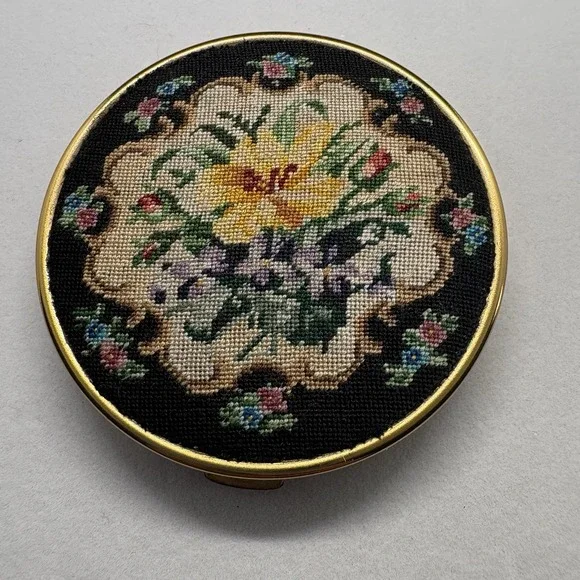 Vintage Flower Embroidered Make-up‎ Compact Powder Case