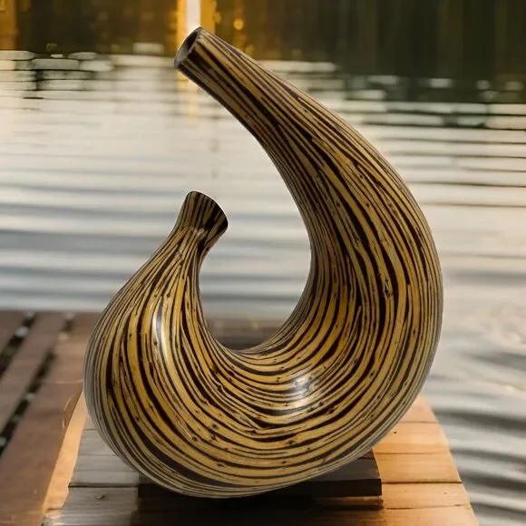 🔥🔥🔥Vintage Vase - Beautiful Design - VGC - Elegant Style - Lovely Centerpiece