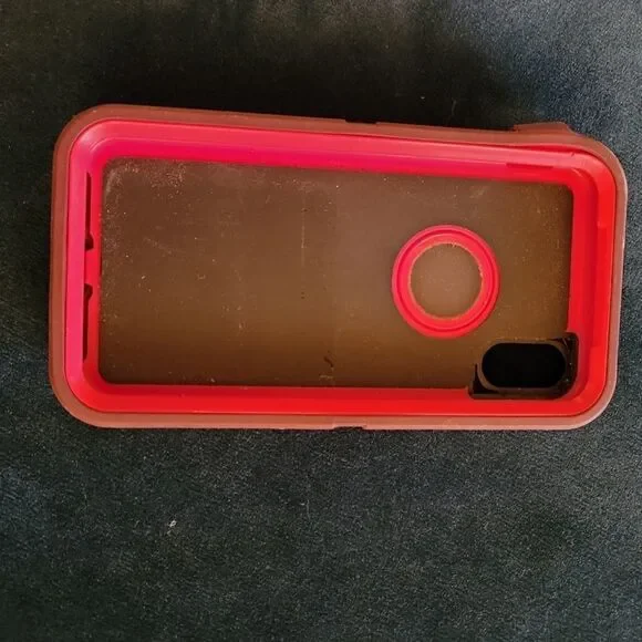 6x3.25.5ozHard thick plastic with those round stick things to hold your phone