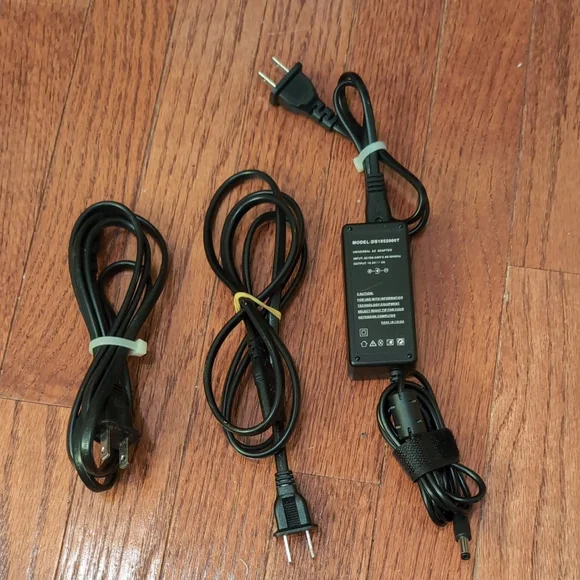 Universal AV Adapter Model DS1852000T with Power Cord + 2 Cords