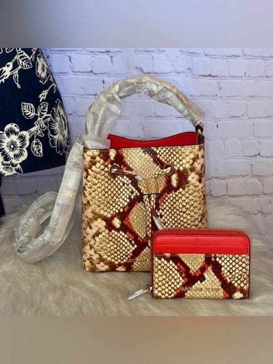 Michael Kors SURI Small Bucket Xbody/JET SET TRAVEL Medium ZA Card Case Wallet