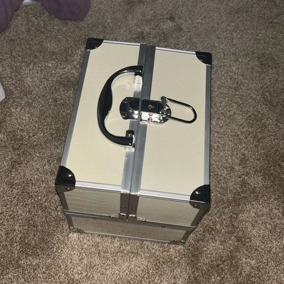 Makeup/jewelry storage box
