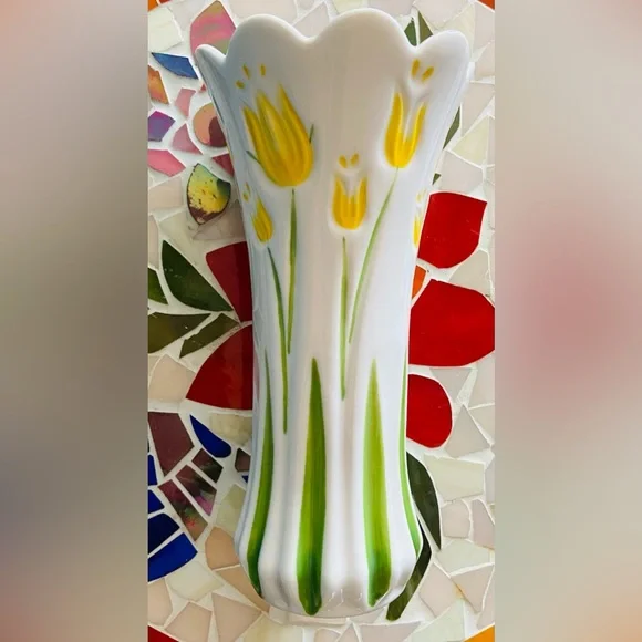 BNWT Sleek, Elegant Flower Vase Featuring Yellow Tulip Flowers, Scalloped Edge💐