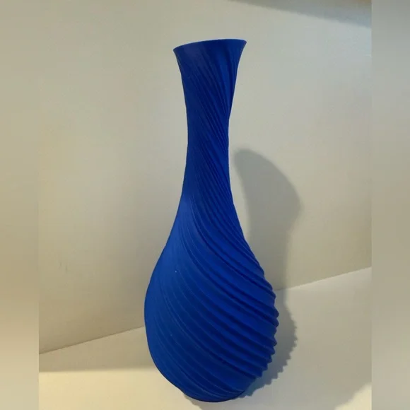 Elegant Blue‎ Swirl Vase 3D