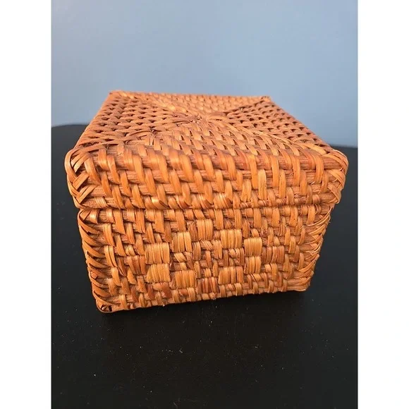 Handmade Straw Woven Storage Basket with Lid Makeup Gift Organizer Storage Box