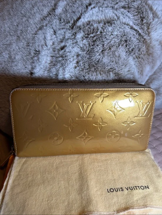 432. Louis Vuitton Monogram Vernis Zippy Wallet in GOLD
