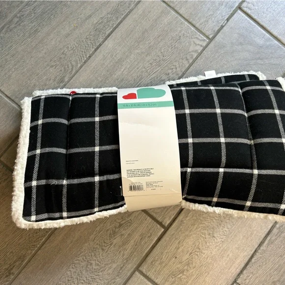 NWT dog mat Boots and Barkley Medium pet mat soft dog bed cat bed 19 x 1.56 x30