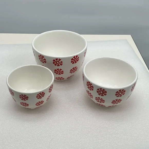 Crate & Barrel Scandia Set of 3 Nesting Bowls White Red Snowflakes Ceramic EUC