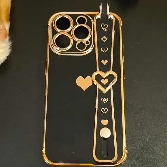 Elegant Black and Gold Phone Cover with Heart Accents For Iphone 16 Pro