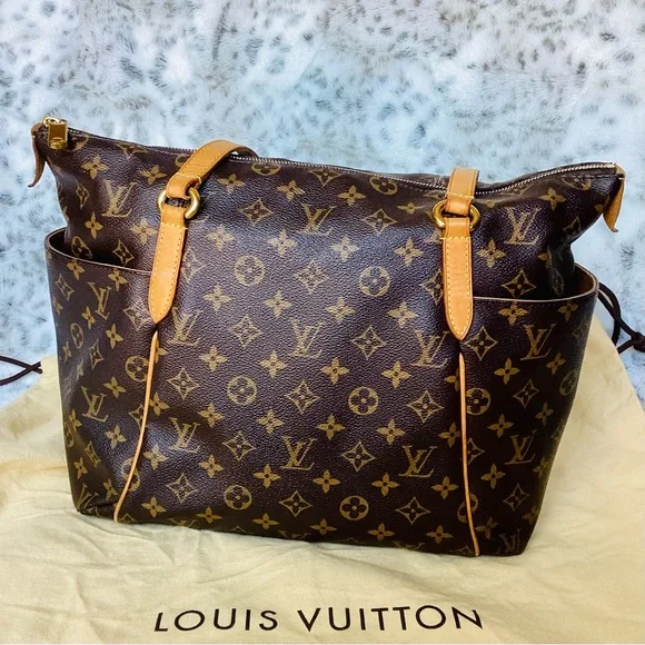 LOUIS VUITTON Totally MM