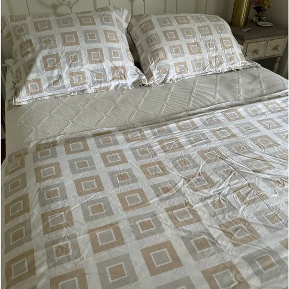 Crate & Barrel queen duvet set. Tan gray cotton