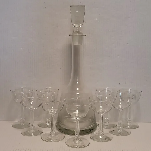 Beautiful Vintage Decanter with 9 Wine Glasses