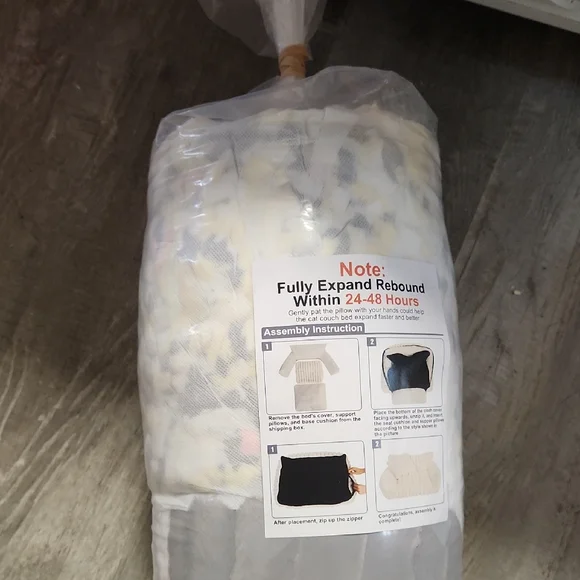 BNIP CAT/ DOG COUCH- CREAM COLOR,