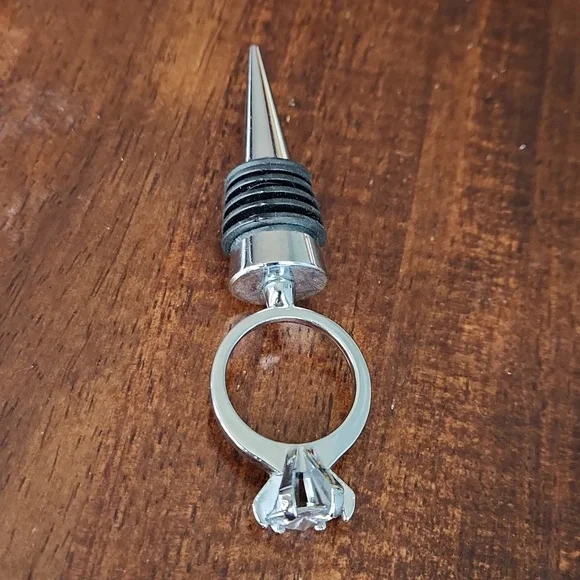 DIAMOND RING BOTTLE STOPPER.