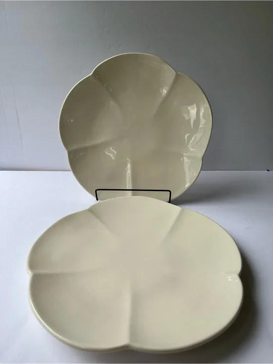 Crate & Barrel PETAL 2 Dinner Plates B Eigen Flower Shaped Creamy White