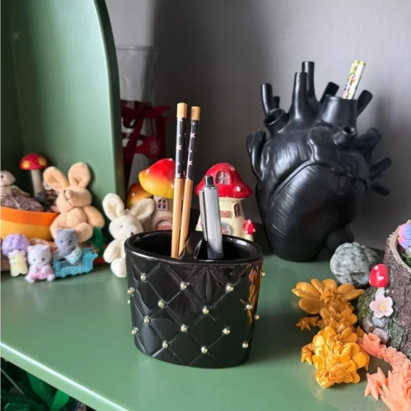 bLck ceramic vase / pencil / toothbrush holder