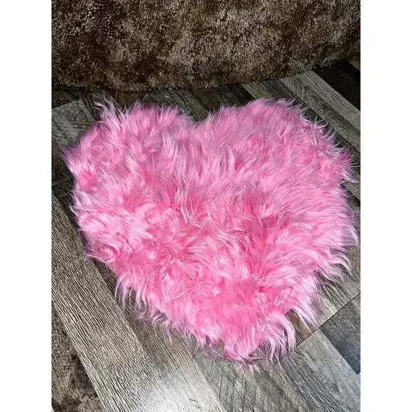 PINK Heart Shaped Pink Dog Rug Bath Mat NWT Faux Fur Fluffy Cat Bed Cute Decor