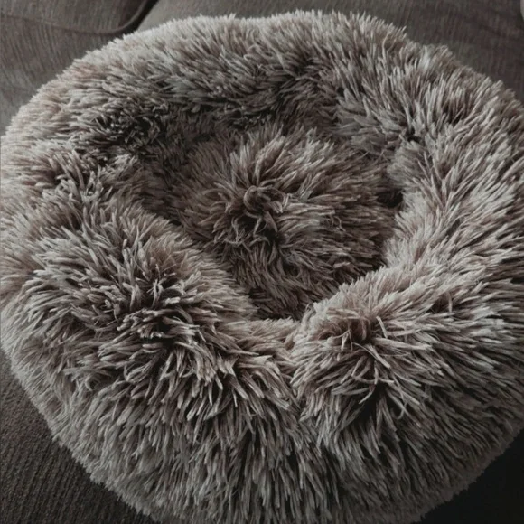 Plush Round Pet Bed in Gray