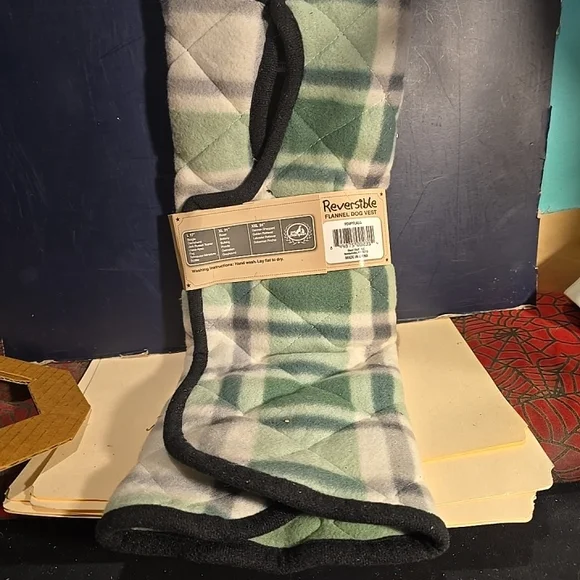 111924 Green Plaid Flannel Dog Vest Polyester Sz làrge. See pictures for details