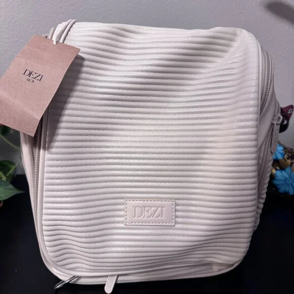 Dezi Skin Pack It All Hanging Travel Toiletry Bag NWT