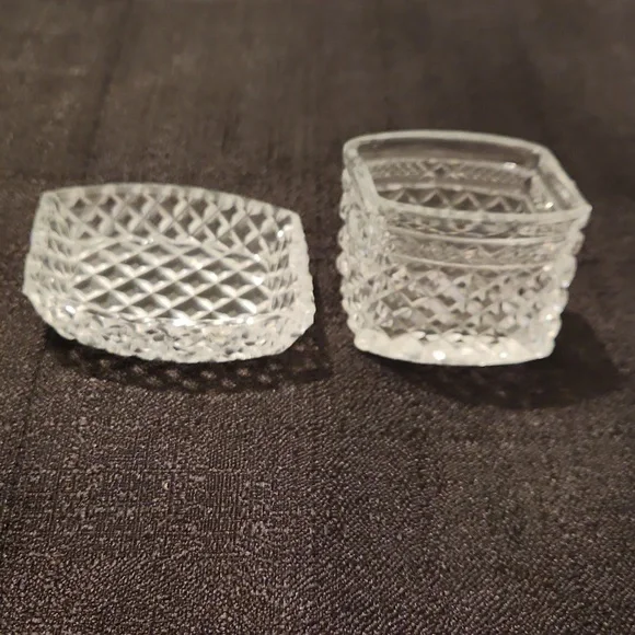 1960s CRYSTAL PERSONAL ASHTRAY AND CIGARETTE HOLDER.
