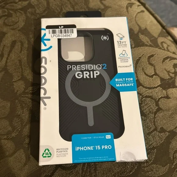 Speck presidio2 Grip iPhone 15 pro. Built for MagSafe