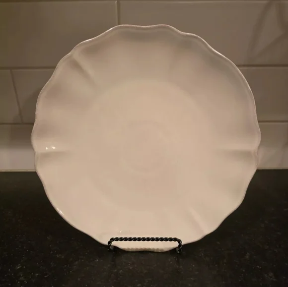 Crate & barrel sintra scalloped dinner plate