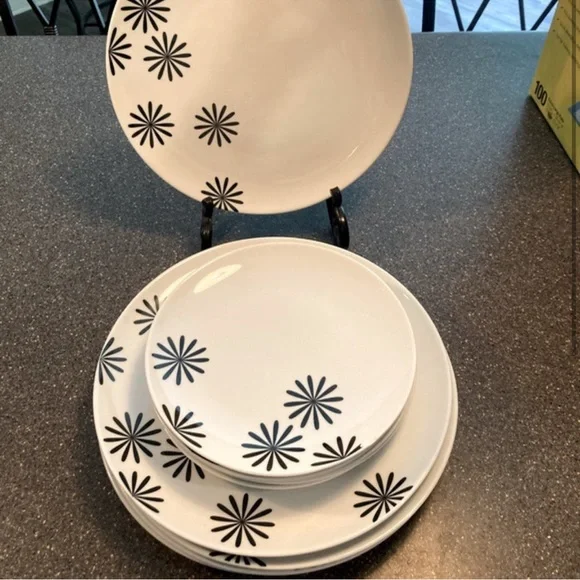CRATE & BARREL RETRO MOD SALAD/DESSERT PLATES!!