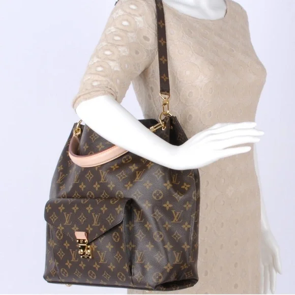 A124- 💯 % authentic Louis Vuitton Metis 2 way Hobo