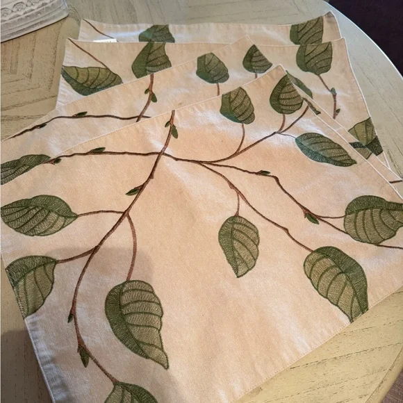 Crate&Barrel Cream and Green Leaf lot of 4 Placemats