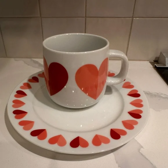 RARE!! Set/8 Crate & Barrel Heart Plates & Mugs Valentine Heart Design