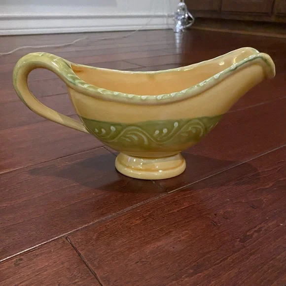 BEAUTIFUL CRATE & BARREL GRAVY BOAT/SERVER; MADE IN ITALY