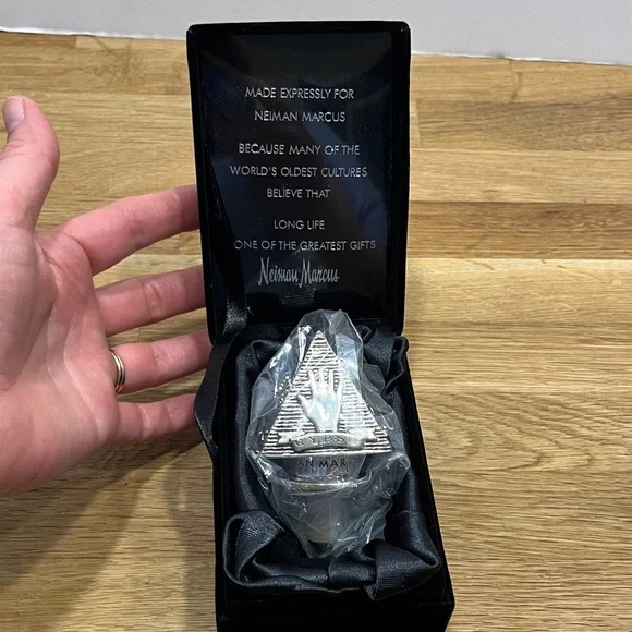 NEW Neiman Marcus 2002 Silver Tone Pyramid Bottle Stopper in Black Velvet Box