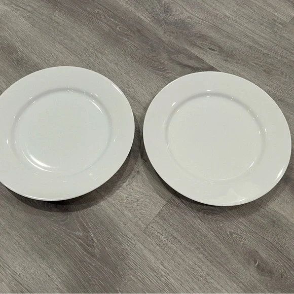 🍽️ Two Crate&Barrel 10.5 inch white dinner plates 🍽️