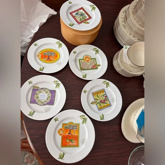 Crate & Barrel Italian Olive Motif Plate Set in original wooden box