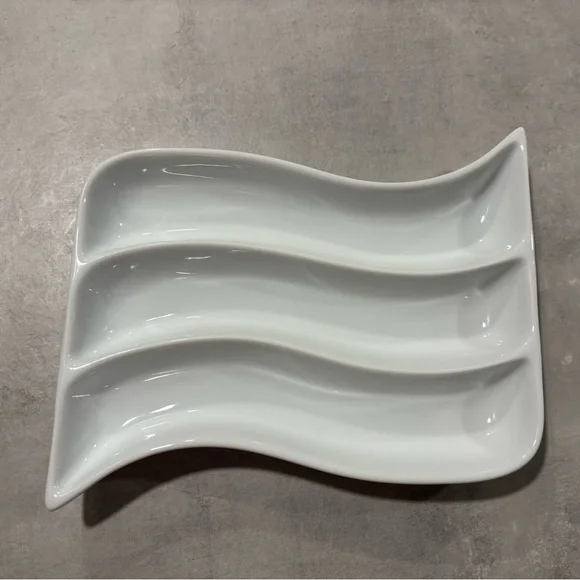 Crate & Barrel White Porcelain Wave Appetizer Olive Cracker Plate Tray Dish