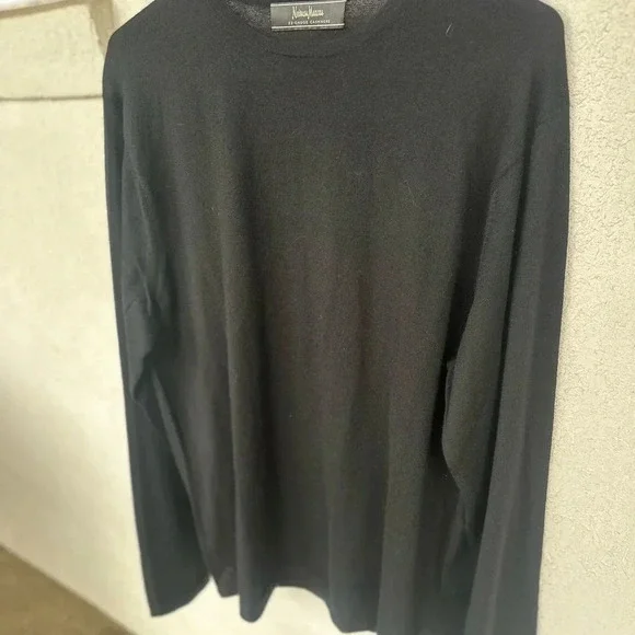 Neiman Marcus 33 gauge cashmere sweater. Black. Lightweight. High quality. Soft
