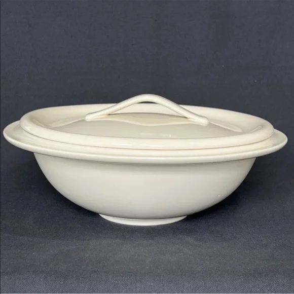 Crate & Barrel Gallery Parchment Cream Stoneware Casserole Serving Bowl with Lid