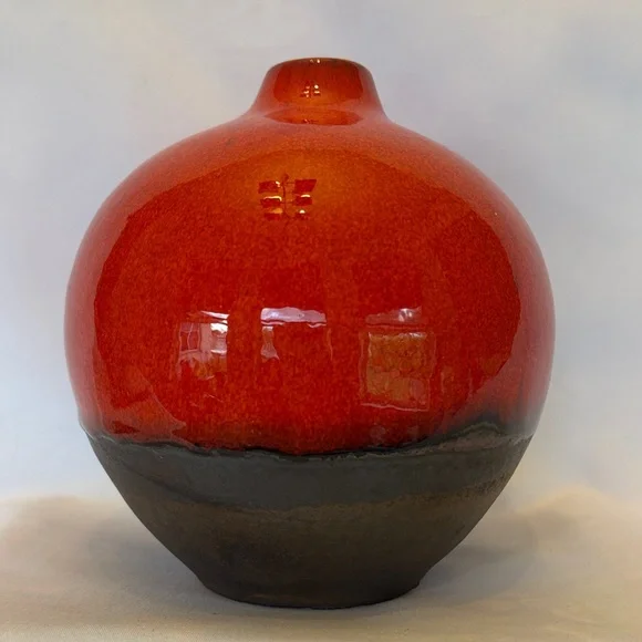 VINTAGE BEAUTIFUL CRATE & BARREL TWO TONE BUD VASE VIBRANT RED & BRONZE SPHERE
