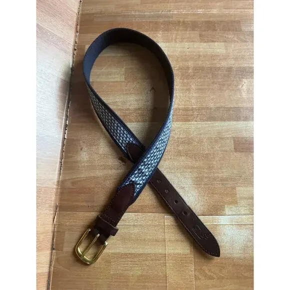 Vineyard Vines whale pattern canvas and leather belt. Size 30