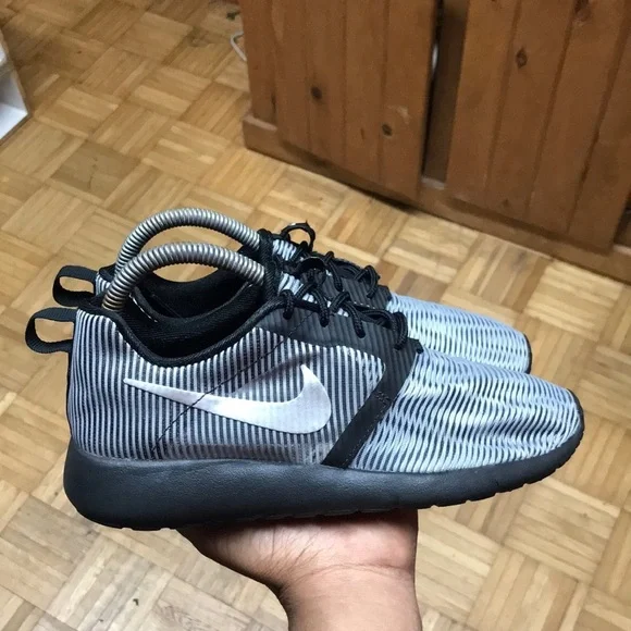 Nike Roshe Run Flight Weight “Black Silver”