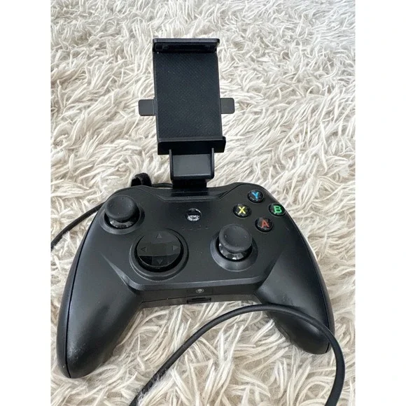Rotor Riot Wired Game Controller for iOS iPhone RR1800 Black with Phone Mount