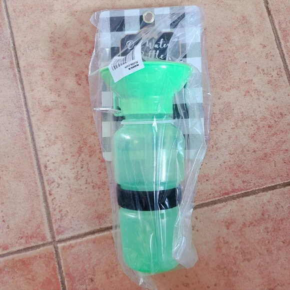 👀50% OFF - NWT‼️ Woof brand Sqeeze Travel Dog Water Bottle