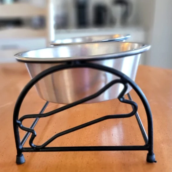 STAINLESS STEEL DOG BOWL SET IN ROD IRON FEEDER
