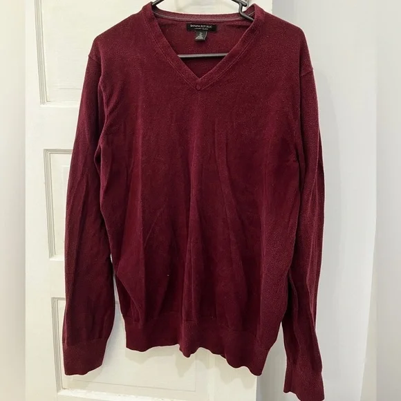 Banana republic, maroon V-neck‎ lightweight sweater