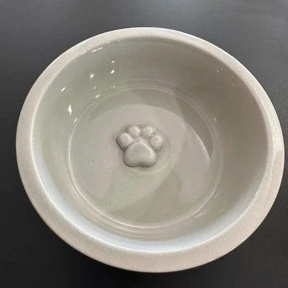 NEW WITHOUT TAGS 10 STRAWBERRY STREET DOG DISH WITH PAW PRINT LIGHT GRAY